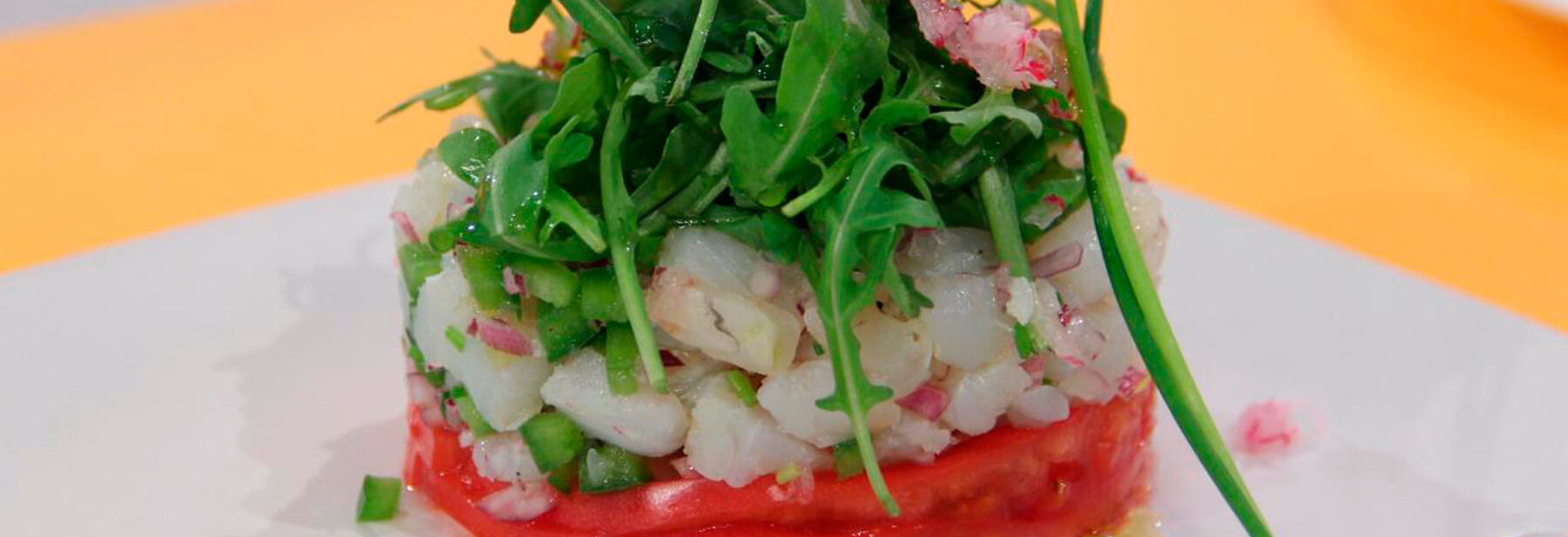 Tartaro de bacalhau em cama de tomate