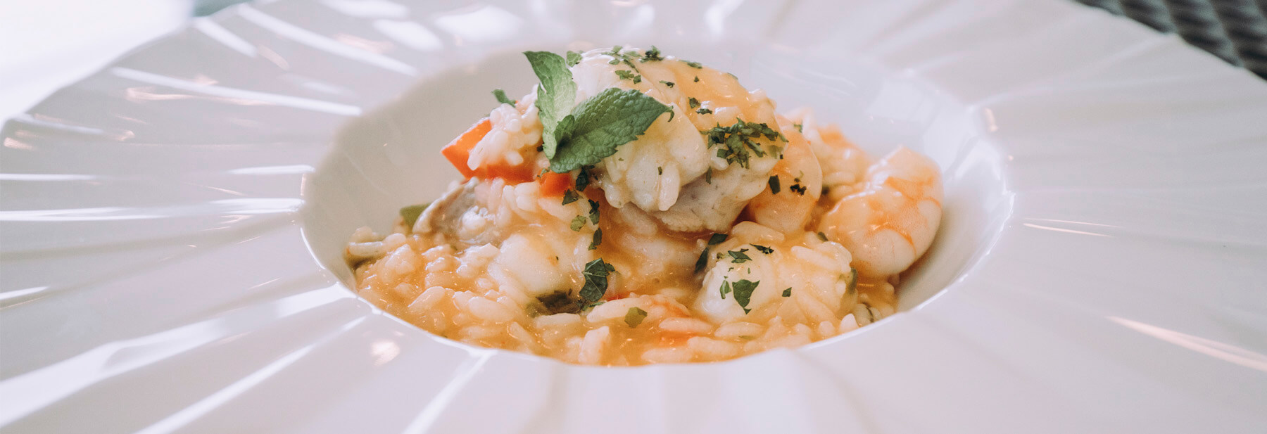 Arroz tamboril com gambas e alga wakami