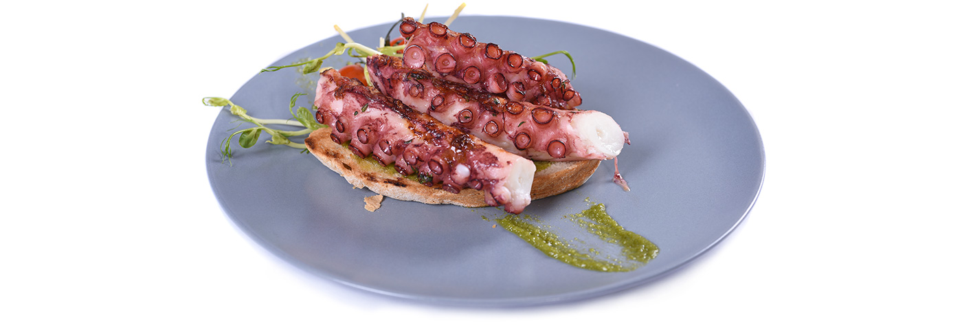 Espetada de polvo com pesto rico de manjericão e nozes