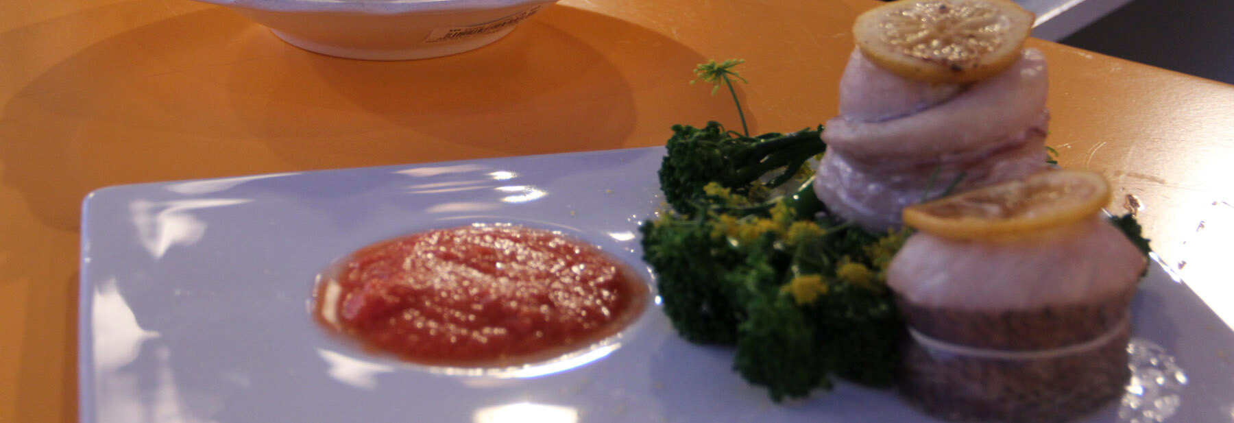 Rolinhos de corvina com caviar de tomate fresco