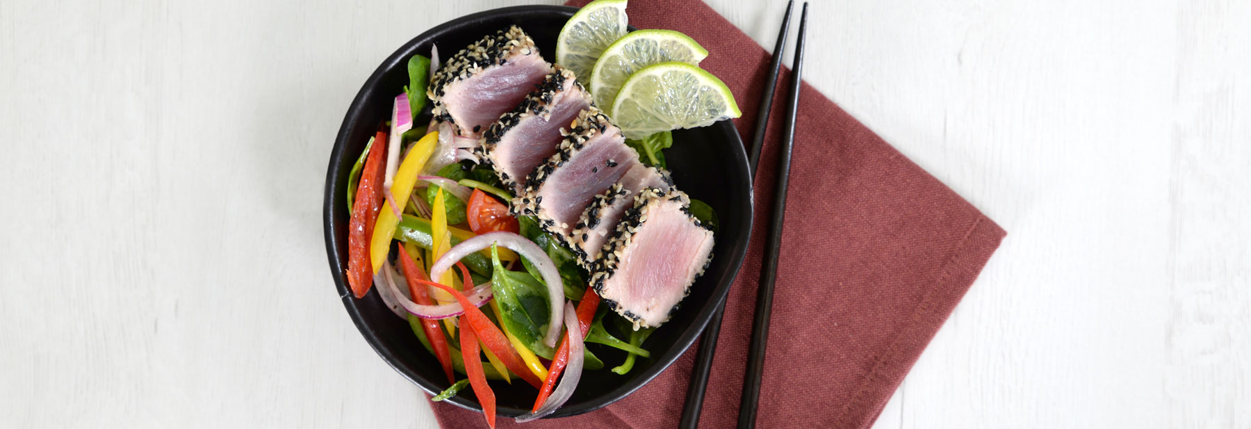 Salada de atum com sementes de sésamo