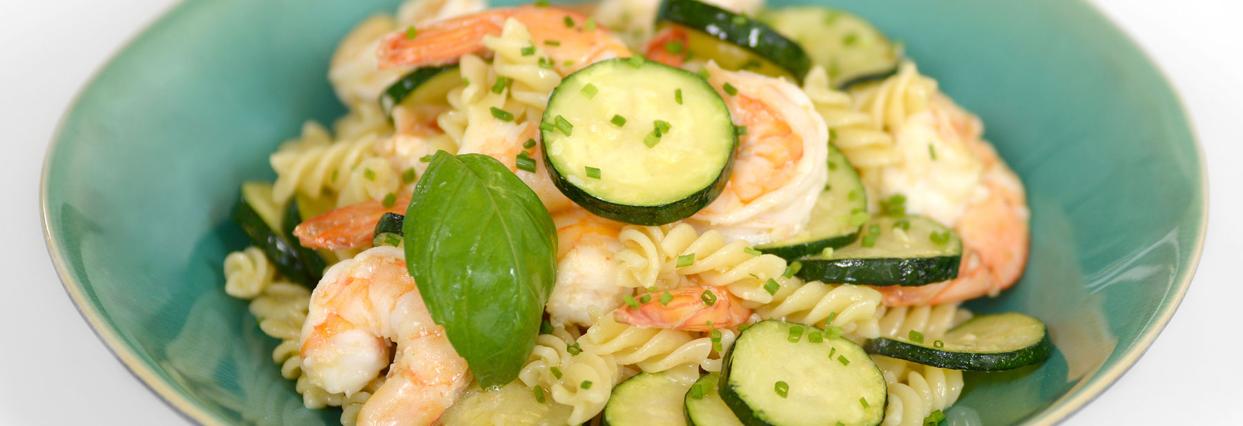 Salada quente de camarão e curgete