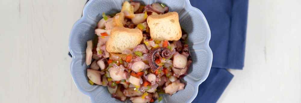 Salada quente de polvo