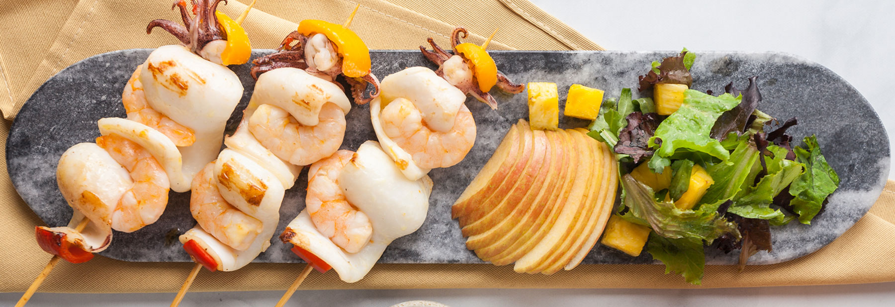 Espetada de lulas e camarão