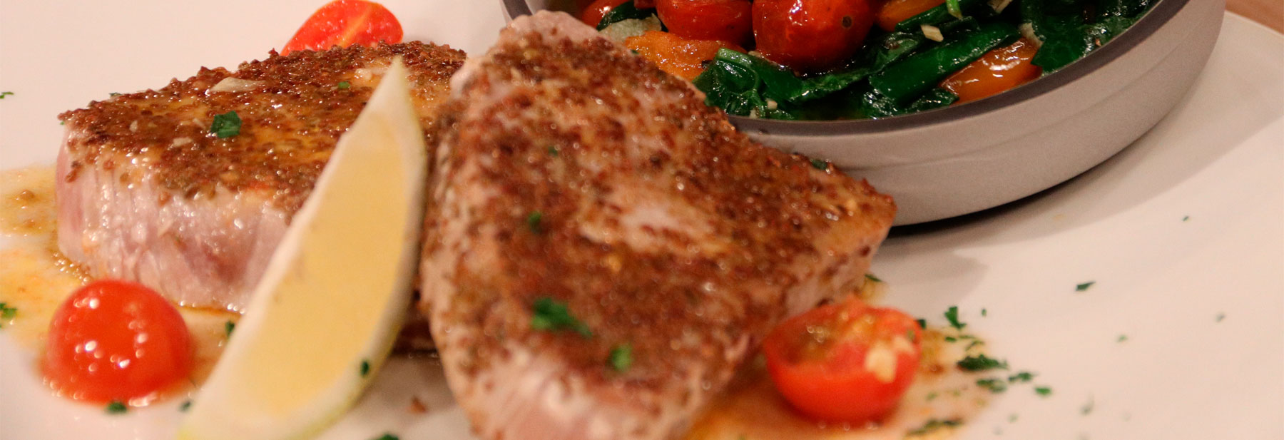 Bifes de atum com erva e salada quente de tomate