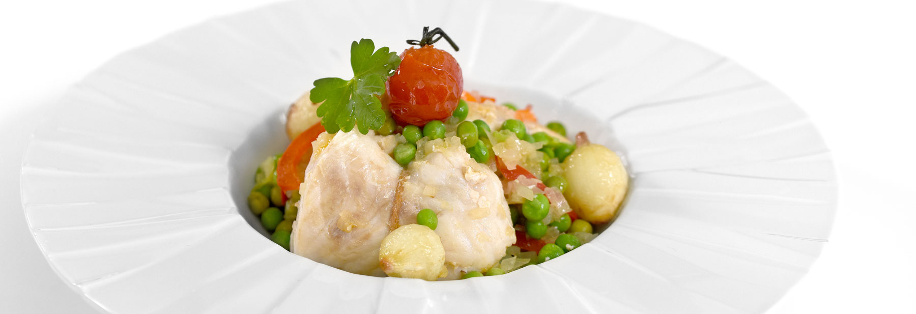 Porções de perca com ervilhas e citrinos