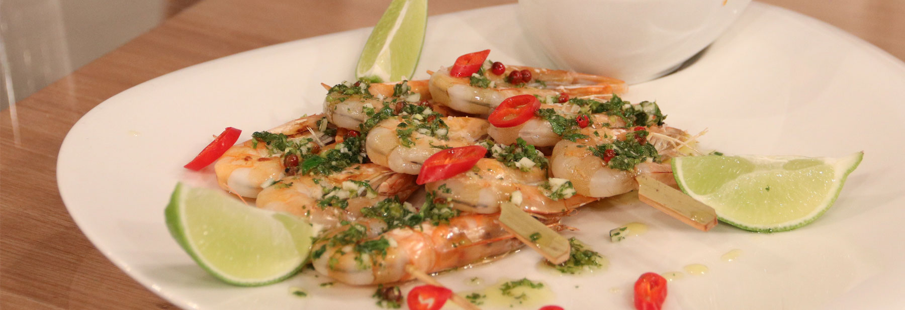 Espetadinhas de camarão no sal com molho de ervas e citrinos