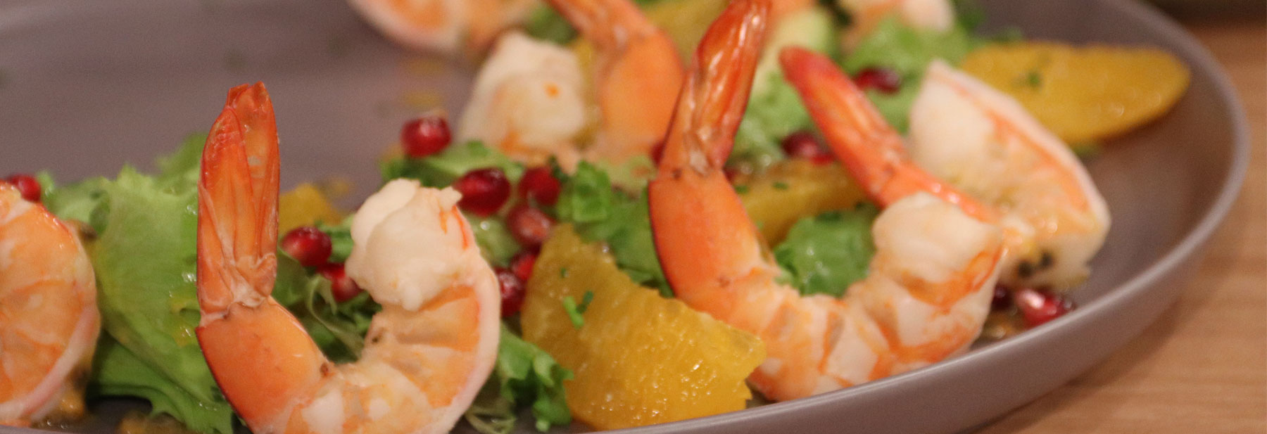 salada de camarão com sabores tropicais