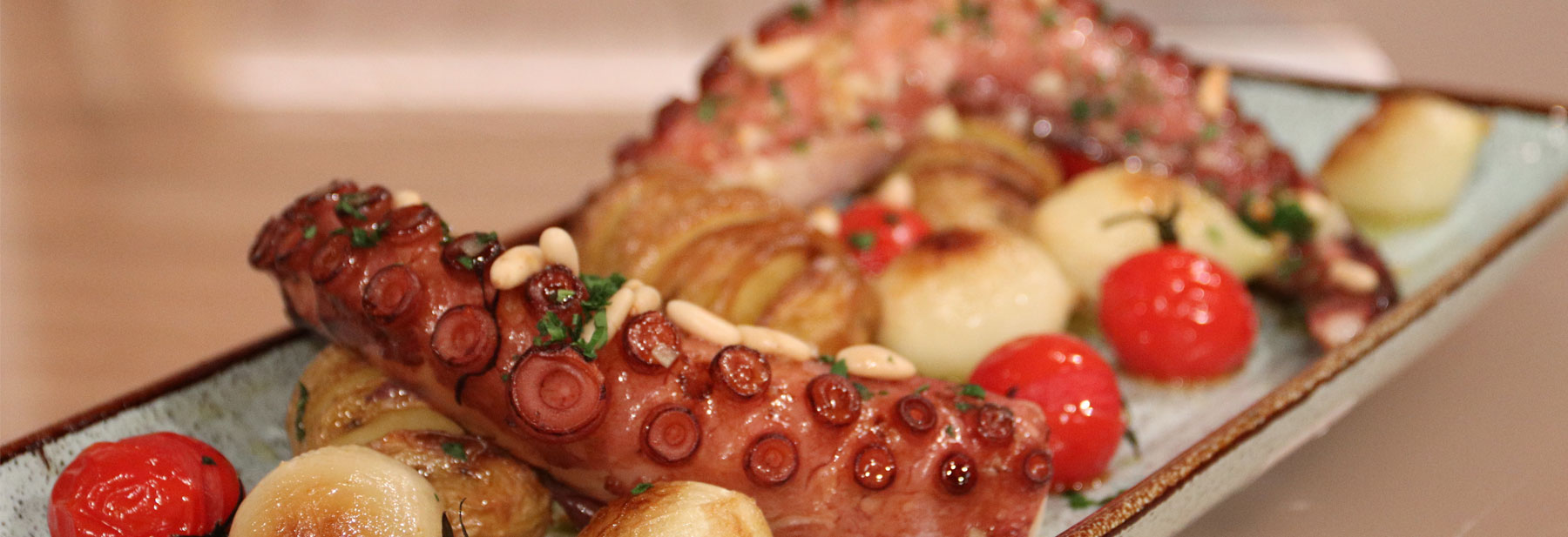 Polvo no azeite com tomate e cebolinhas