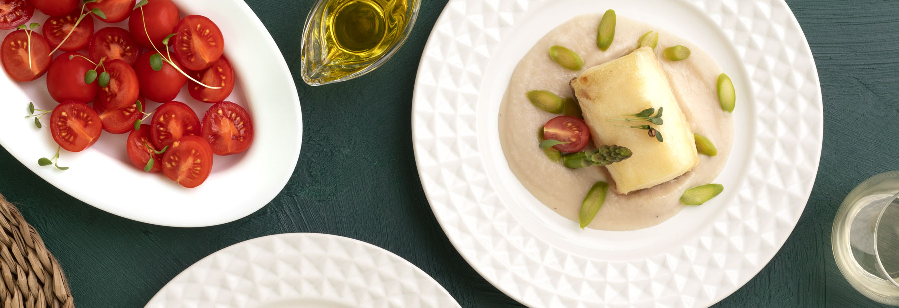 Bacalhau com puré de feijão e espargos